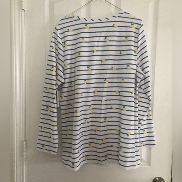 ‼️SALE‼️Very Summery Woman’s Top With Lemons - Picture 3 of 4